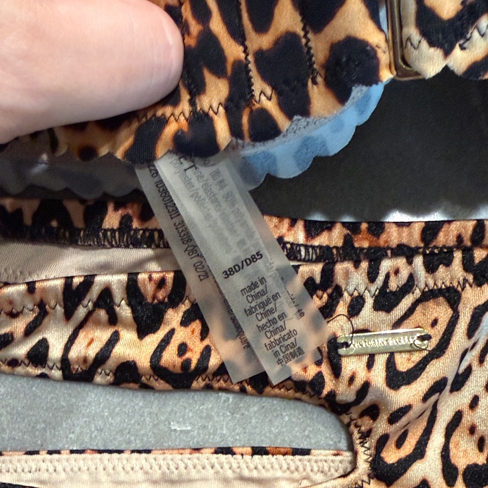Victoria's Secret Leopard Print Bikini Set 38D and L bottoms - Picture 5 of 6